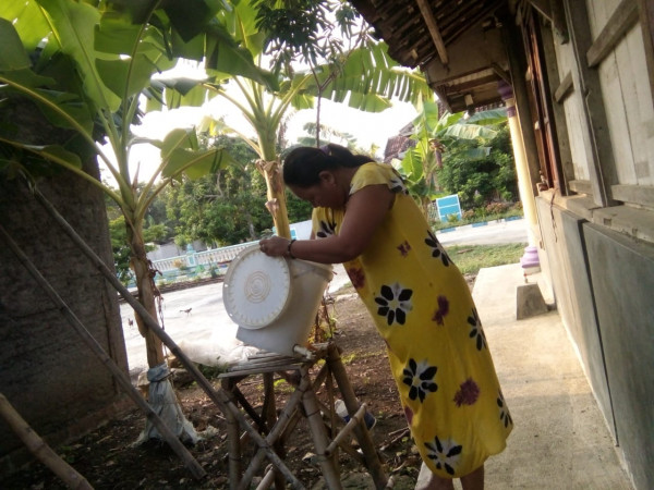 Menguras penampungan air