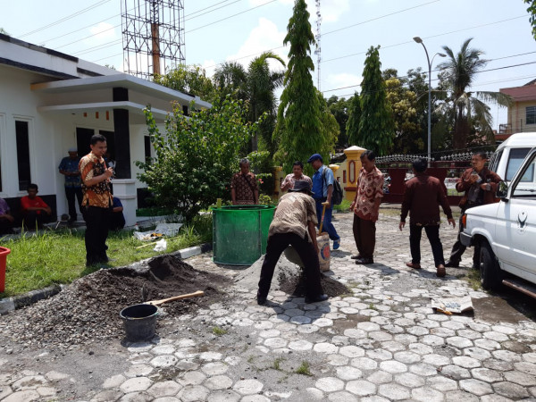 cetakan diisi adukan pasir, semen dan koral