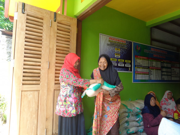 penyerahan beras kepada Ibu Sawijah