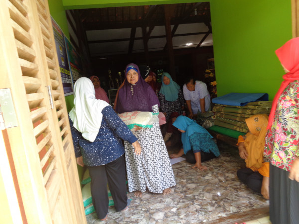 Penyerahan kepada Ibu Karni