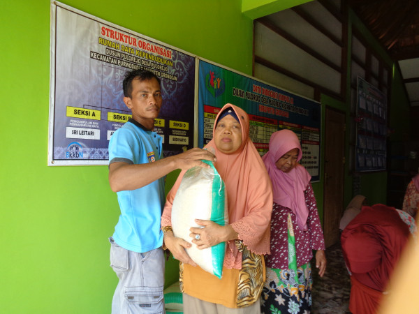 Penyerahan kepada Ibu Suwarti