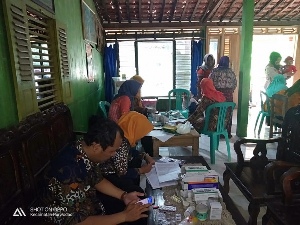 Petugas apotekpun siap melaksanakan tugas