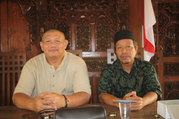 Bazar dibuka oleh Ketua Panitia Bazar dari Miftahul Huda didampingi Kepala Desa Pulorejo