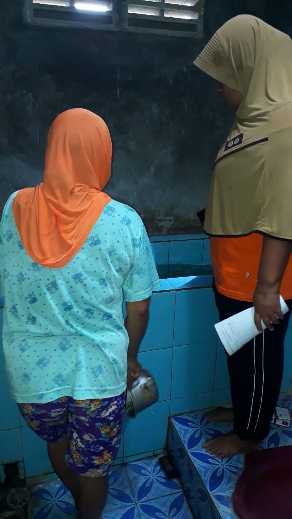 Kader memeriksa bak mandi