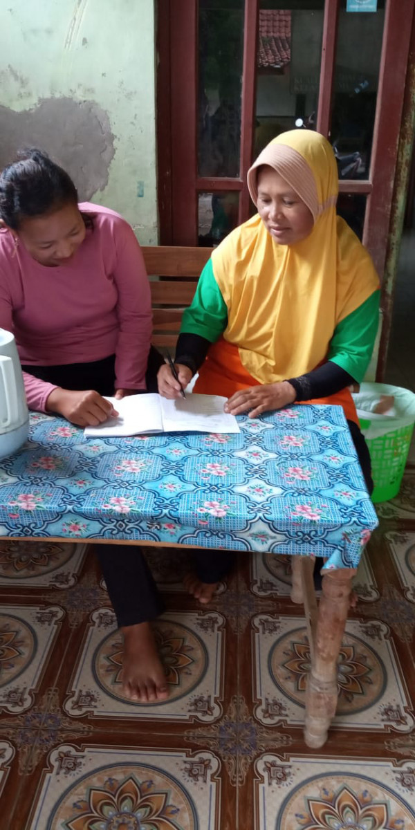 mengisi data di buku Jumanti keluarga