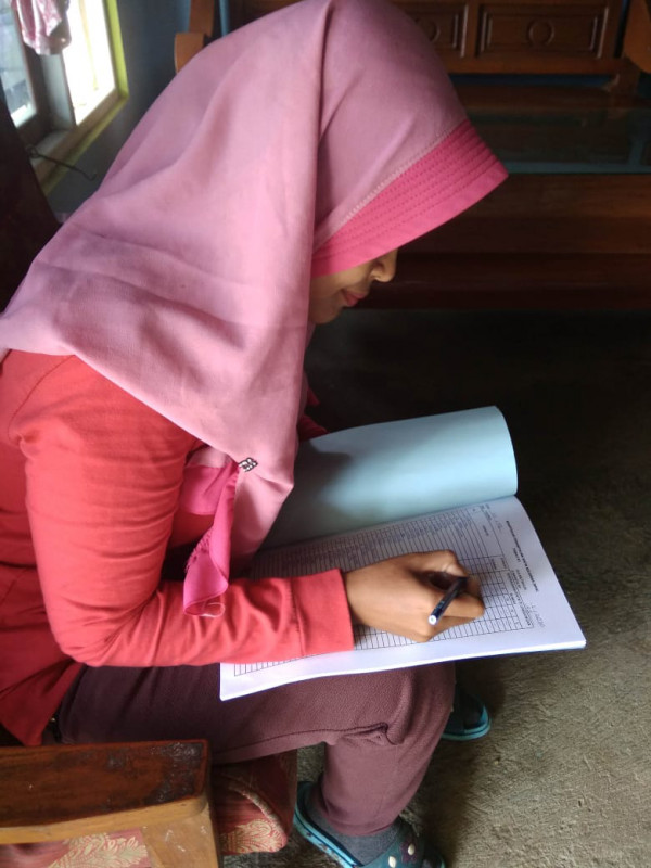 Merekap di Buku Jumantik Tingkat RT
