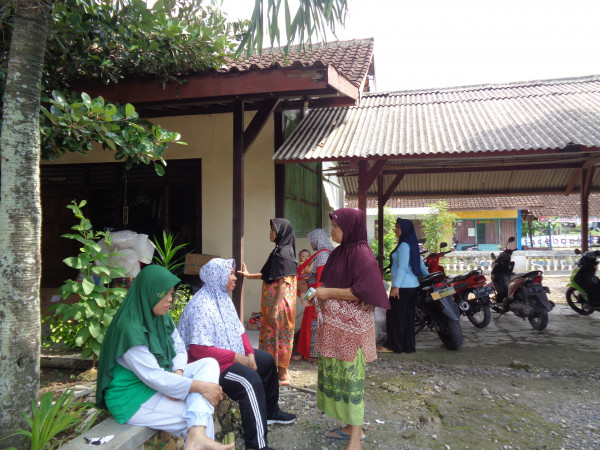 Nunggu giliran ditimbang