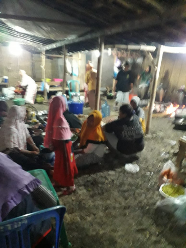 Ada yang di dapur, memastikan makanan cukup untuk tamu