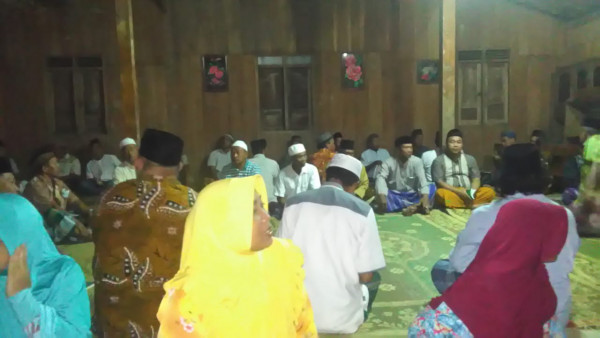 tahlilan malam hari di rumah depan