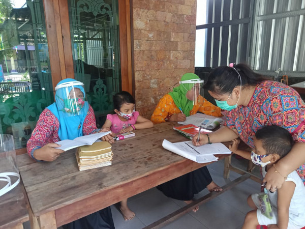 Balita datang mendaftar sebelum ditimbang