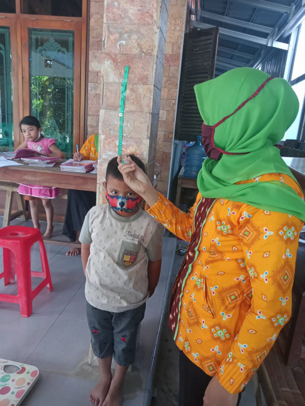 Diukur tinggi badan bagi balita yang sudah bisa berdiri