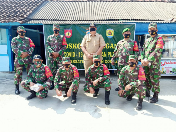 Tim TNI bersama Kepala Desa