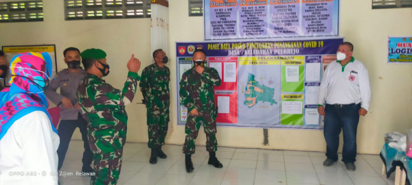 Komandan mendengarkan paparan kegiatan dari Babinsa Desa Pulorejo