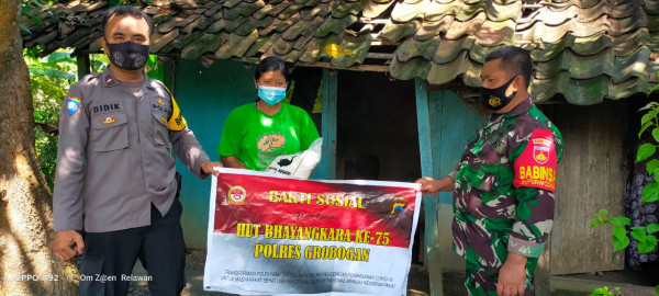 Ibu Rasiyem, warga dusun Pelemwulung RT 01 RW 02