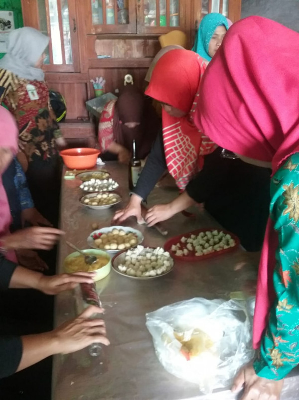 Pelatihan membuat kue untuk ibu ibu