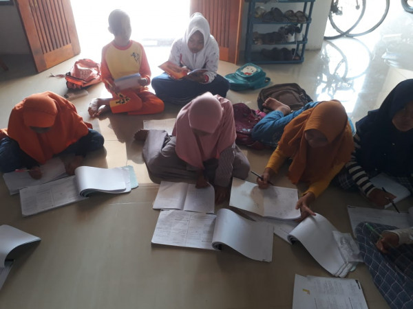 kumpul bareng sambil belajar di posko PIK-R IPM GALAKSY