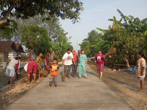 semangat ibu ibu rt 02 rw  05 gotong royong jadi ringan lingkungan bersih