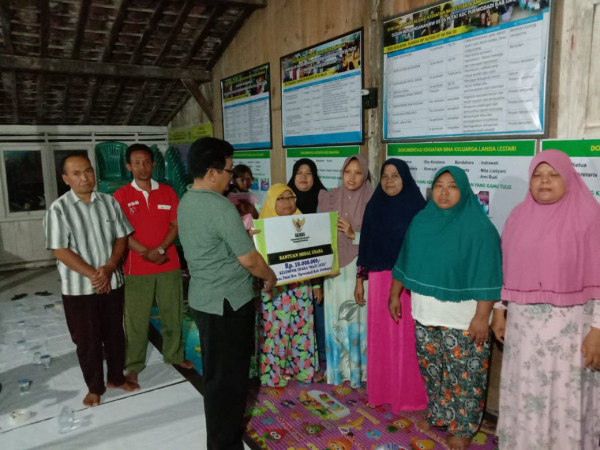 penyerahan bantuan modal pedagang kecil diserahkan bapak kepala desa putat