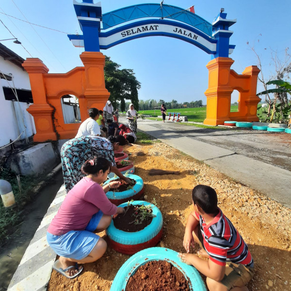 menanam bunga di taman inovasi ban