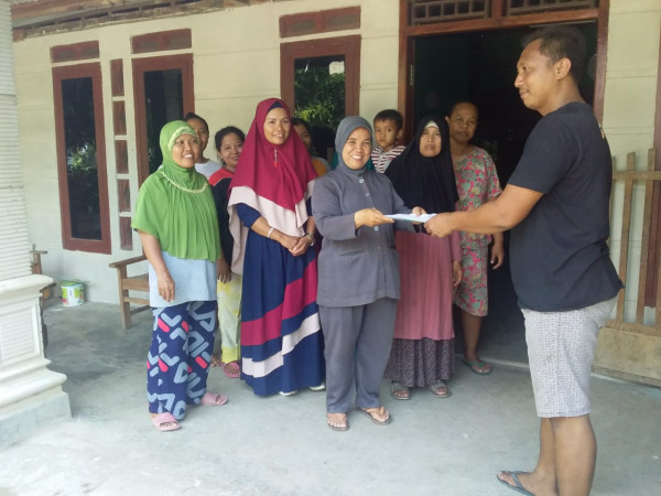 penyerahan bantuan pupuk kompos utk warga dari Dinas Ketahanan pangan