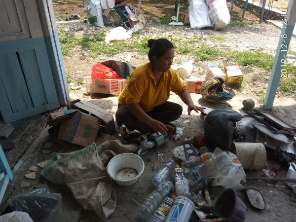 sampah dipilah sebelum diambil oleh pihak Dinas Lingkungan Hidup