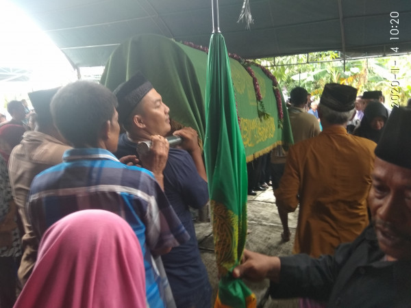 Jenasah dmakamkan secara agama dan adat didesa