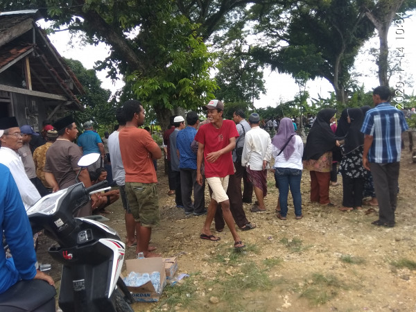 SECARA BERGOTONG ROYONG MENYIAPKAN PEMAKAMAN