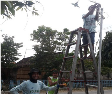 GOTONG ROYONG PASANG LAMPU,SABAR NANTI JUGA SELESAI