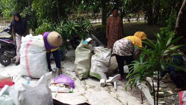 MENDULANG REJEKI YANG TERBUANG