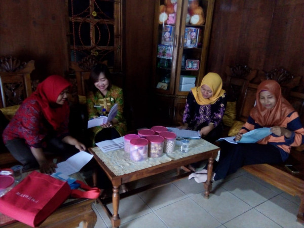 ibu SRI WIDOWATI ,S,Kep,Ns sbg PKD desa Putat setia mendampingi