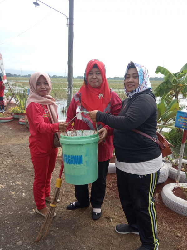 DIIHH RUKUNNYA 1 EMBER GOTONG BERTIGA NI YEE