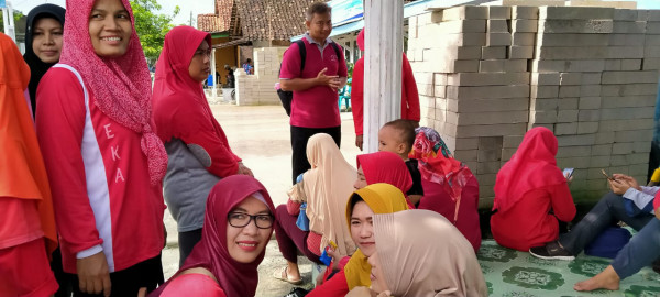 HABIS NYABIT RUMPUT DITAMAN KUMPUL DIRUMAH DATA,,ES TEH DULU