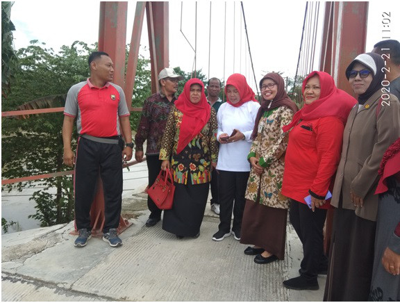 takut ke tengah ya bu,,enak lo bu jembatan bergoyang