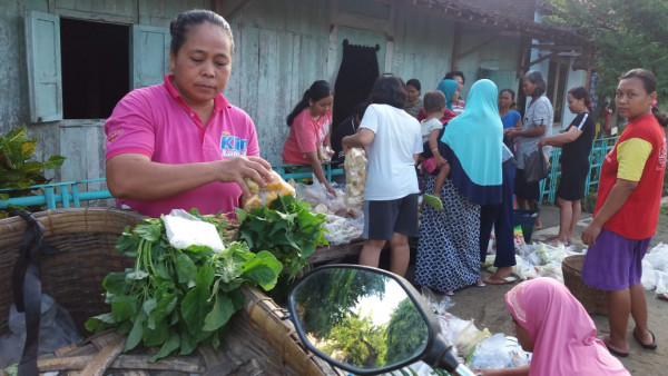 IBU SITI ANGGOTA UPPKS MAJU LANCAR MENJUAL DAGANGAN DI RW 6