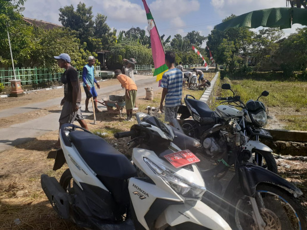 KERJA BHAKTI BUAT TAMAN BUNGA DAN TOGA PINGGIR JALAN