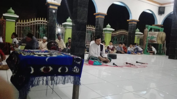 AHAD WAGE SIAPKAN PECI SARUNG DAN  KITAB MU