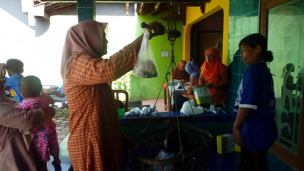 bu kalo nimbang bontotan nasi diturunkan dulu ya bu wwkw