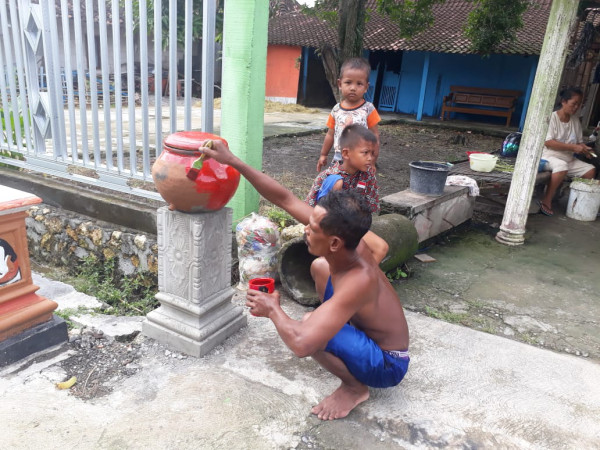 WARGA BERKREATIF  DENGAN MENGECAT KENDIL BUAT CUCI TANGAN BIAR LEBIH MENARIK