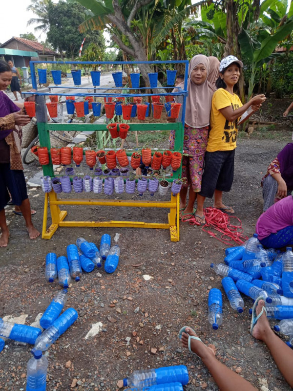 segala media barang bekas digunakan untuk taman toga milik RT 4 RW 7 