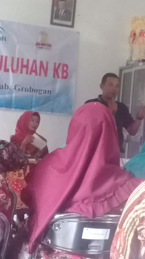 di  depan para engurus POKJA dan POKTAN bp Sujaris berbagi pengalaman