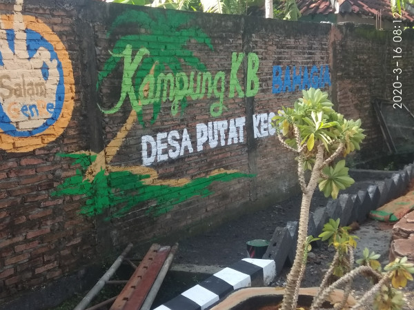 manfaatkan segala yg bisa walau dinding bata merahpun bisa menjadi taman indah