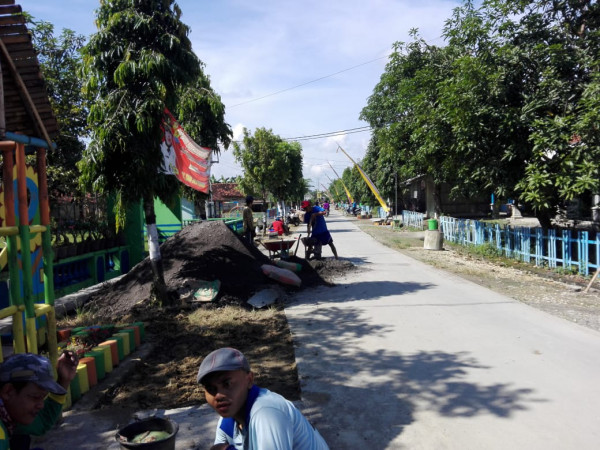 MEMBUAT TAMAN BUNGA PINGGIR JALAN