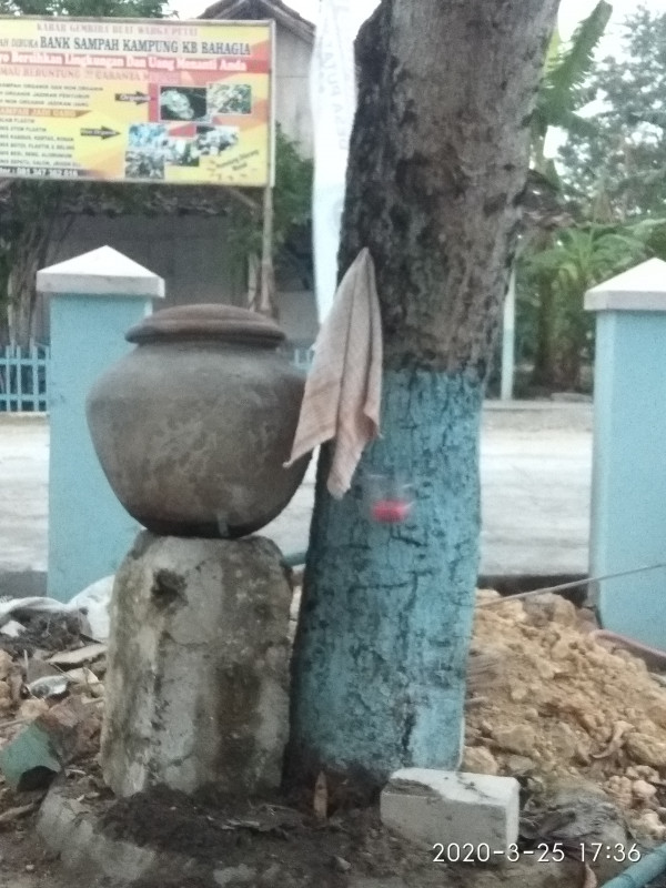 DENGAN ALAT UNIK TRADISIONAL TAMU DAN TUAN RUMAH WAJIB CUCI TANGAN LOO