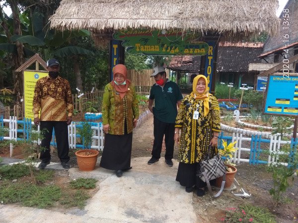 BERSWAFOTO DEPAN GERBANG TAMAN EDUKASI AYRA