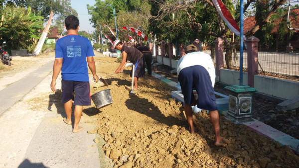 Kerja bhakti pengurukan tanah talud di Kampung KB COE Jangkungharjo Kec. Brati