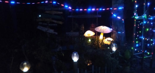 Lampu taman serta hiasan lampu jamur yang diletakkan di salah satu taman Dusun Sinawah