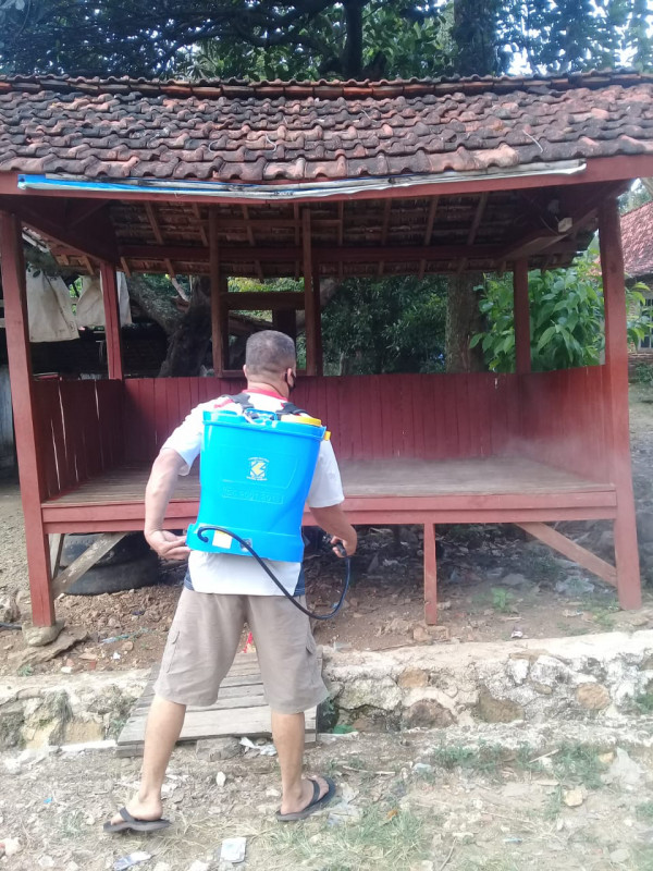 Penyemprotan Disinfektan di kampung KB Desa Tegalsumur