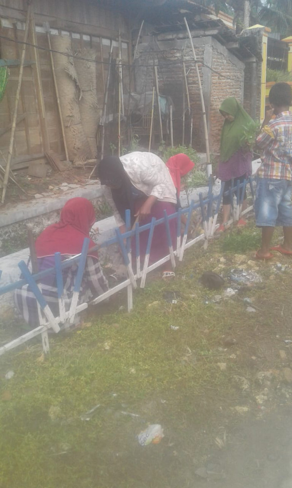 Kader kampung KB Dusun Pepe Lor kerja bhakti mempercantik lingkungan