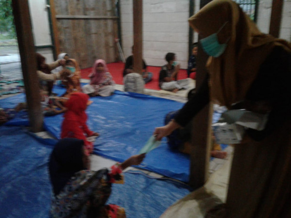 pembagian buku kepada peserta didik ngaji TPQ Annur