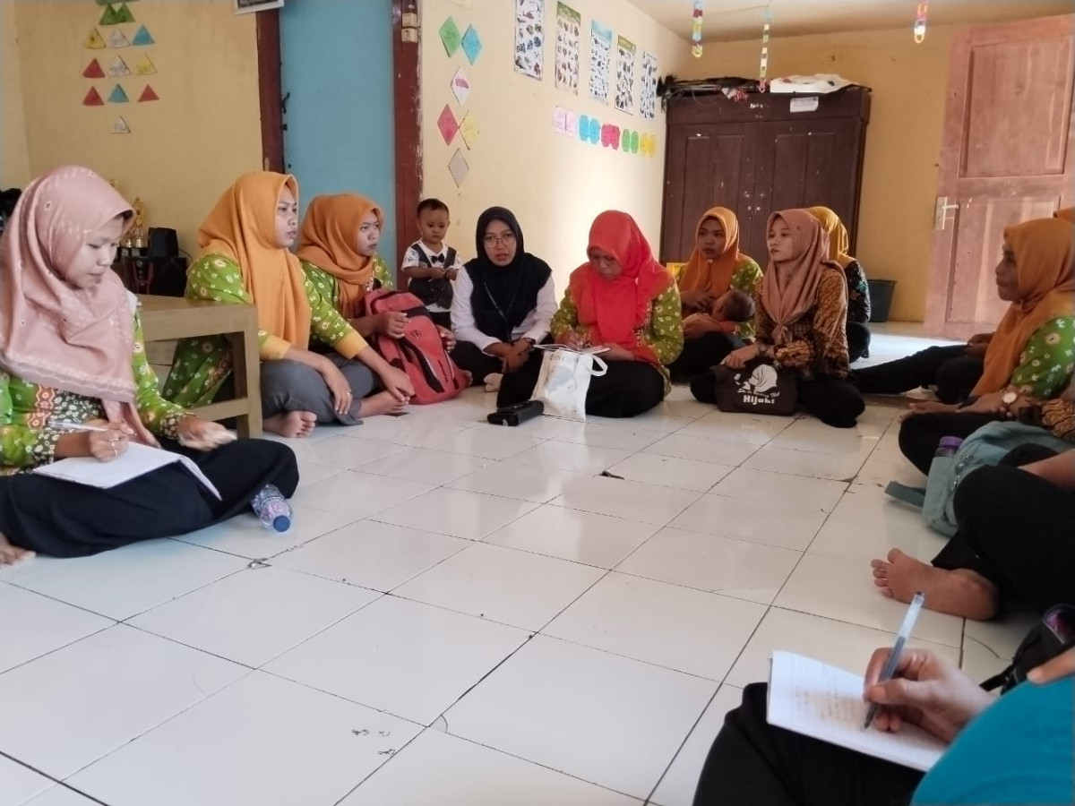 Pengisian materi oleh Bidan Desa Gempol, Ibu Nurul